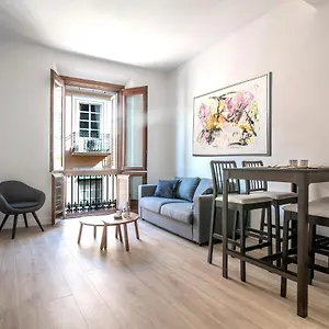 fully-renovated-apartment-in-soho-center.hotelsinnerja.org/
